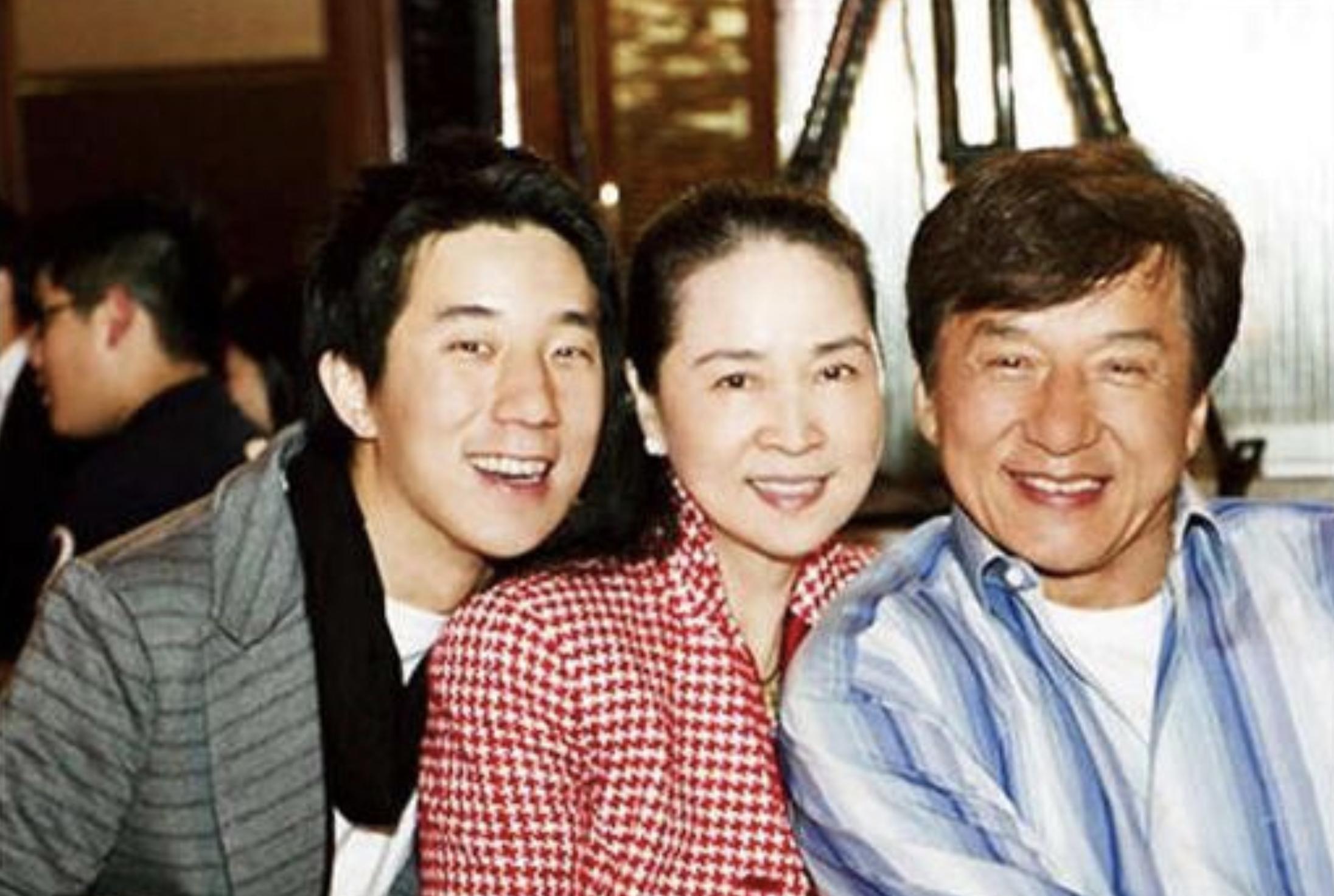 成龙与小龙女最新动态，影视界璀璨之星的探寻之路